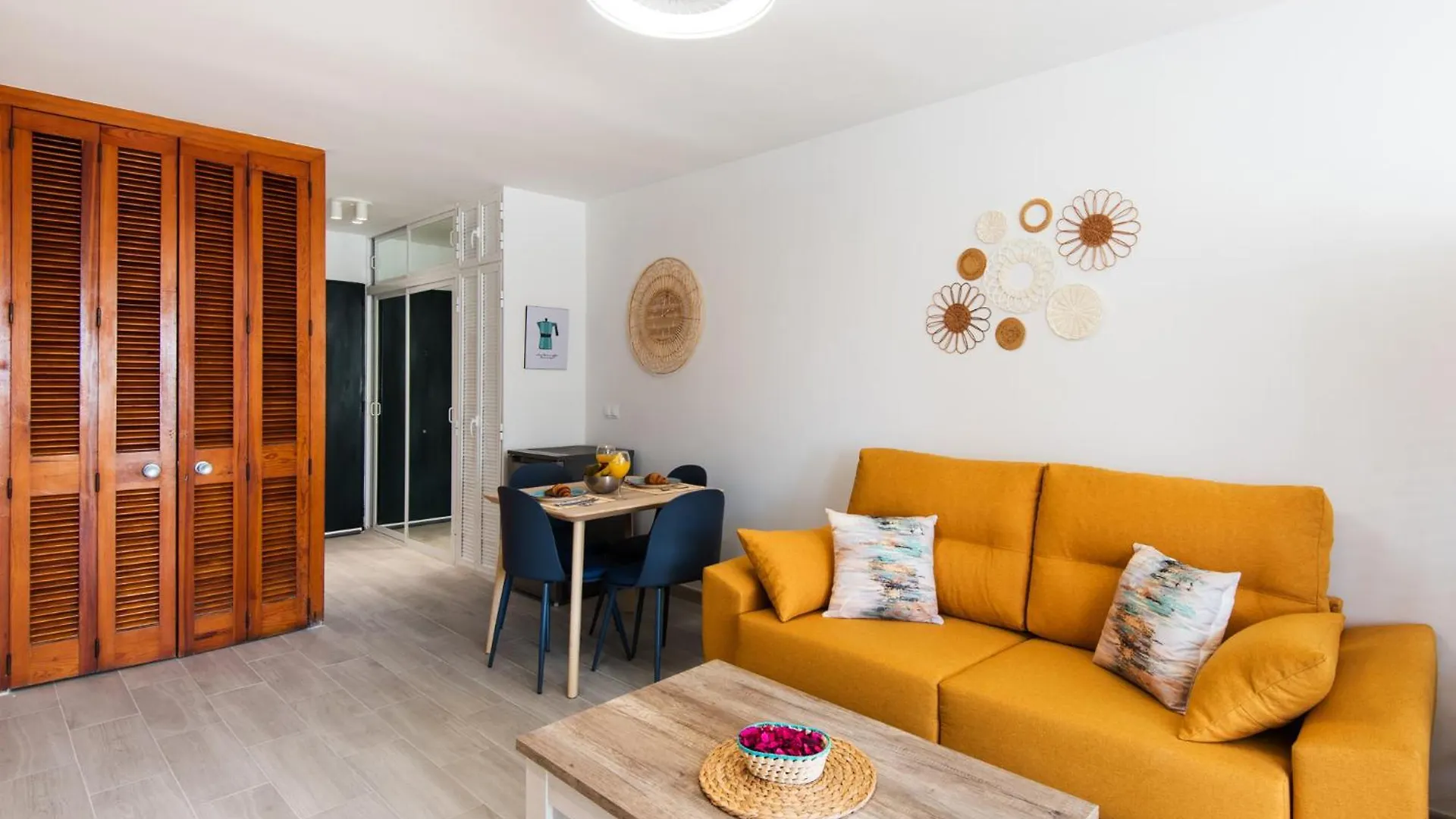 Bajondillo Beach, Large Loft With Intense Sun Torremolinos Apartment