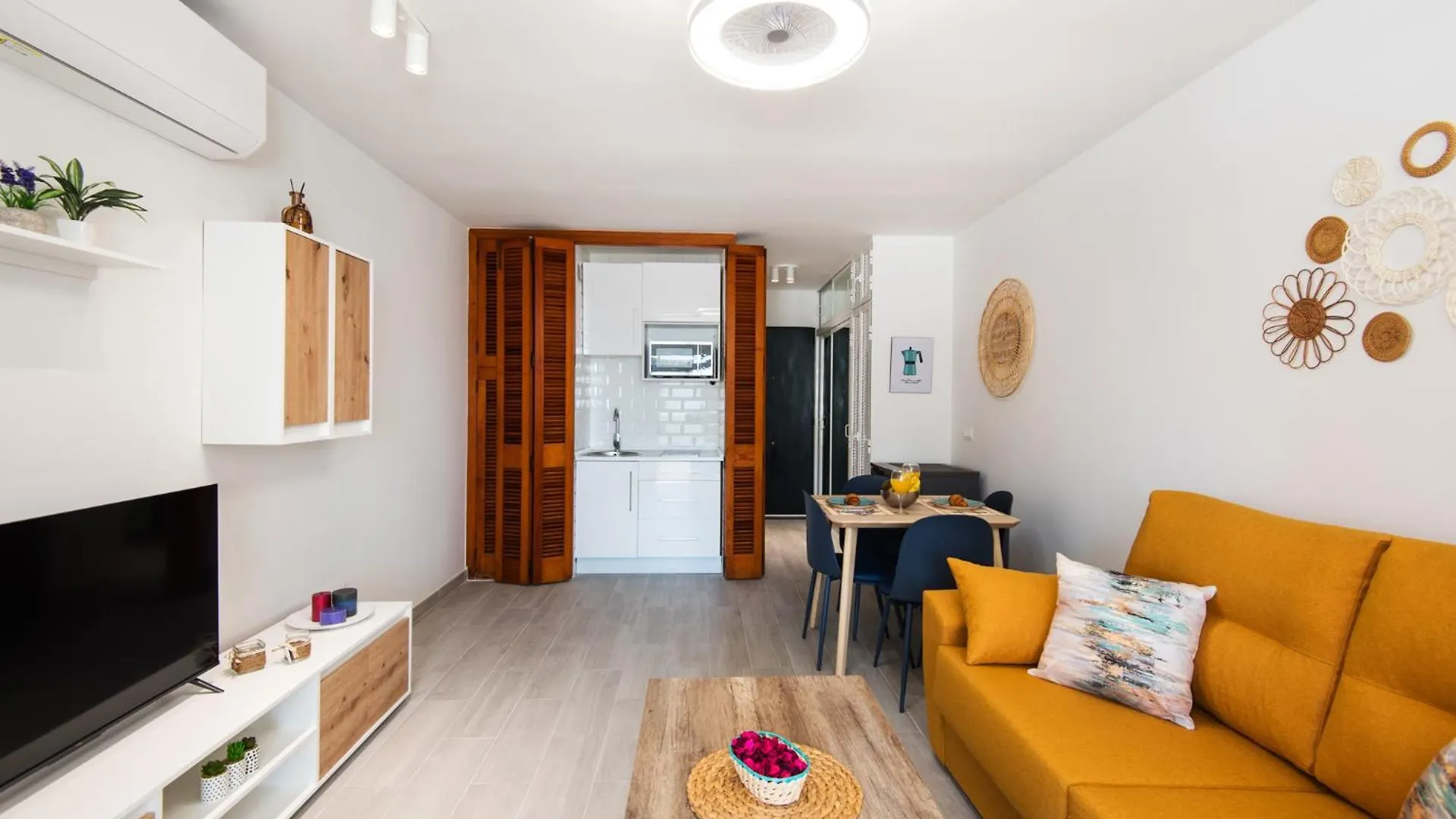 Apartment Bajondillo Beach, Large Loft With Intense Sun Torremolinos Spain